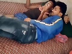 pareja joven india mañana veo a mis hermanastros follando por el culo-película gay desi en voz hindi