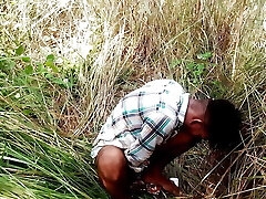 un adolescent indien baise le cul avec un gros concombre masturbation hardcore dans la forêt