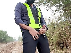 इंजीनियर काम के समय से पहले काम पर आता है इंजीनियर काम के समय से पहले काम पर आता है