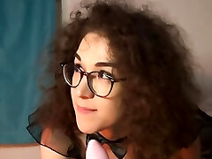 un chica lindo te lleva a la otra habitación en la fiesta un chica lindo te lleva a la otra habitación en la fiesta