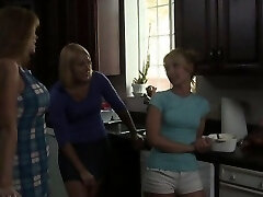 Teenie tribbing les milf