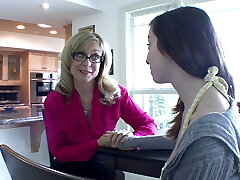 Slow, voluptuous and precise – Nina Hartley has lesbian sex in 69 position