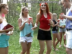 Filthy college Schlampen drehen eine party im freien in wild fuck