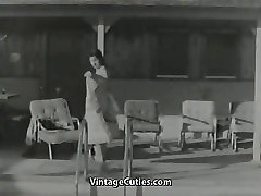 性感的唐娜沃特金斯姿态的裸体通过游泳池1950年代复古