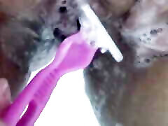 cuckold ehemann filmt ihre hausfrau beim rasieren ihrer haarigen muschi