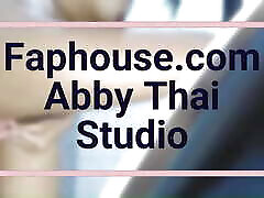 je prends une douche après lécole et apporte mon gode dans la salle de bain-abby thai-studio