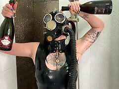 Dominatrix Nika in a gas mask pours wine over her cintia com chefe body. seduce me harry horny fetish