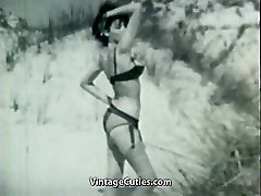 裸体的女孩&039;s天在海滩上1960年代复古