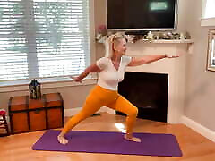 dani d mature yoga stretch 3 желтые леггинсы и розовые ногти на ногах