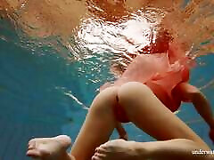 गर्म रूसी संपूर्ण शरीर बेब डेनिस्का पूल में