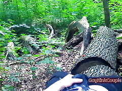 empapado en orina en el bosque