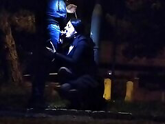 affaire de pute avec une grosse bite dans le parc public, en laisse