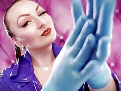 asmr видео- горячее звучание с арьей грандер - фетиш в синих нитриловых перчатках крупным планом видео