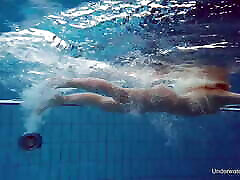 russische blonde perfektion beim schwimmen im pool