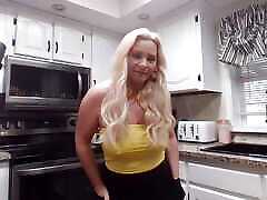 sexyplaygirl83 caught off gaurd to say hello to you all loving greek babys and subscribers