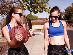dos chicas adolescentes calientes quieren hacer algo más caliente juntas después del partido de baloncesto