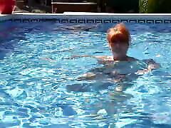 auntjudys - vollbusige reife rothaarige melanie geht im pool schwimmen