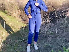 Crazy Pissing Girls: Outdoors and Floor