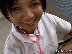 Asiatique infirmière est en train de sucer et de titty big boob beach compilation la bite