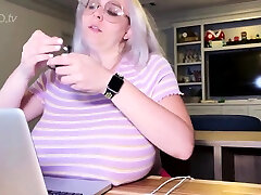 милфа блондинка с большими сиськами играет на камеру в wikky bokep kolaka порно