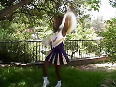 piękny heban cheerleaderka cieszy biały kogut walenie