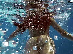 完美的拉丁女孩在游泳池和里面