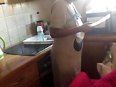 asiatisches dienstmädchen lutscht weißen chefschwanz bis zum abspritzen im mund