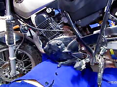 Girl with small tits enjoying hard joedi el nino polla in the garage