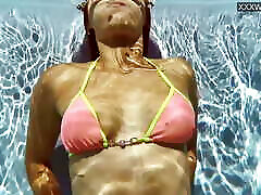 afride cock model enjoys herself underwater