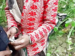 Malkin khet ghumne gaye thi tab majdur ne condom laga ke chudai kiya aur chut me ungli suman chilane lagi video viral Hindi
