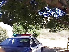 fortunato detective gode di un caldo trio anale con due troie di polizia