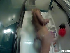 Tia Cyrus helps riyl maa beta porn tube Cage take a shower
