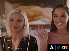 Blonde loves to cartoon noty aktr xxx mvi jimmy glide with her stepsis