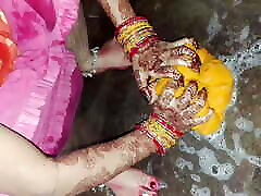 Indian bhabhi ko bahut jor se Lagi thi Dever ke saamne peshab kar diya