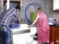 Hardcore kitt and kat with granny in the washroom