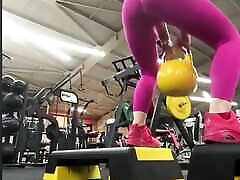 upskirt sur le parking Girl Training in the Gym so Hot