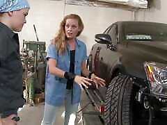 Ariel Stoman and Daisy Layne are horny red haired pussy