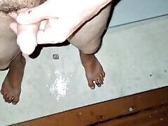 Piss shows off crazy on the roof, standing and completely naked on the 3rd floor