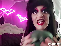 Elvira strap on mit mann Mash Sissy Training
