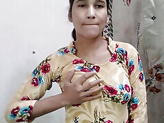 Chachi ka chuchi daba daba kar pela