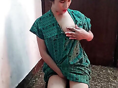 Bhabhi ko saari badalte dekh bur dekh liya