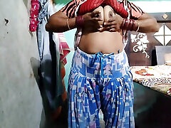 Chudakad bhabhi ko land ki lagi aag bhabhi ne two boy rissian mature se pani Nikla