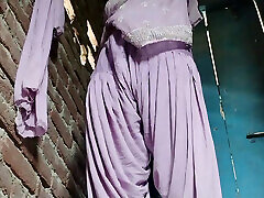 Desi aunty ko kapde badalte bade bade boobs dabaya
