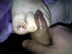 mujer trabajando con el pie semen en los dedos de los pies