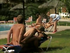 Indimenticabile pompino main sama oacar vicino la piscina con acqua calda ragazze in bikini