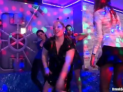 शराबी महिला नाच रहे हैं और जबरदस्त चुदाई पार्टी