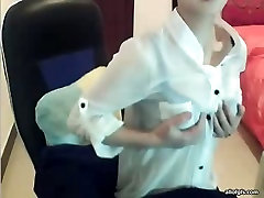 Apretado y sexy de Asia webcam señora se quita su chaqueta