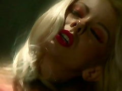 Extremely sexy and filthy blonmdie with nice body moves dirty