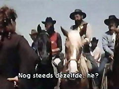 Gepflegten Dame in weißen Dessous bekommt doggyfucked in der Wüste von cowboy