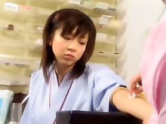 Petite Asian teen Aki Hoshino Besuche Arzt für check-up